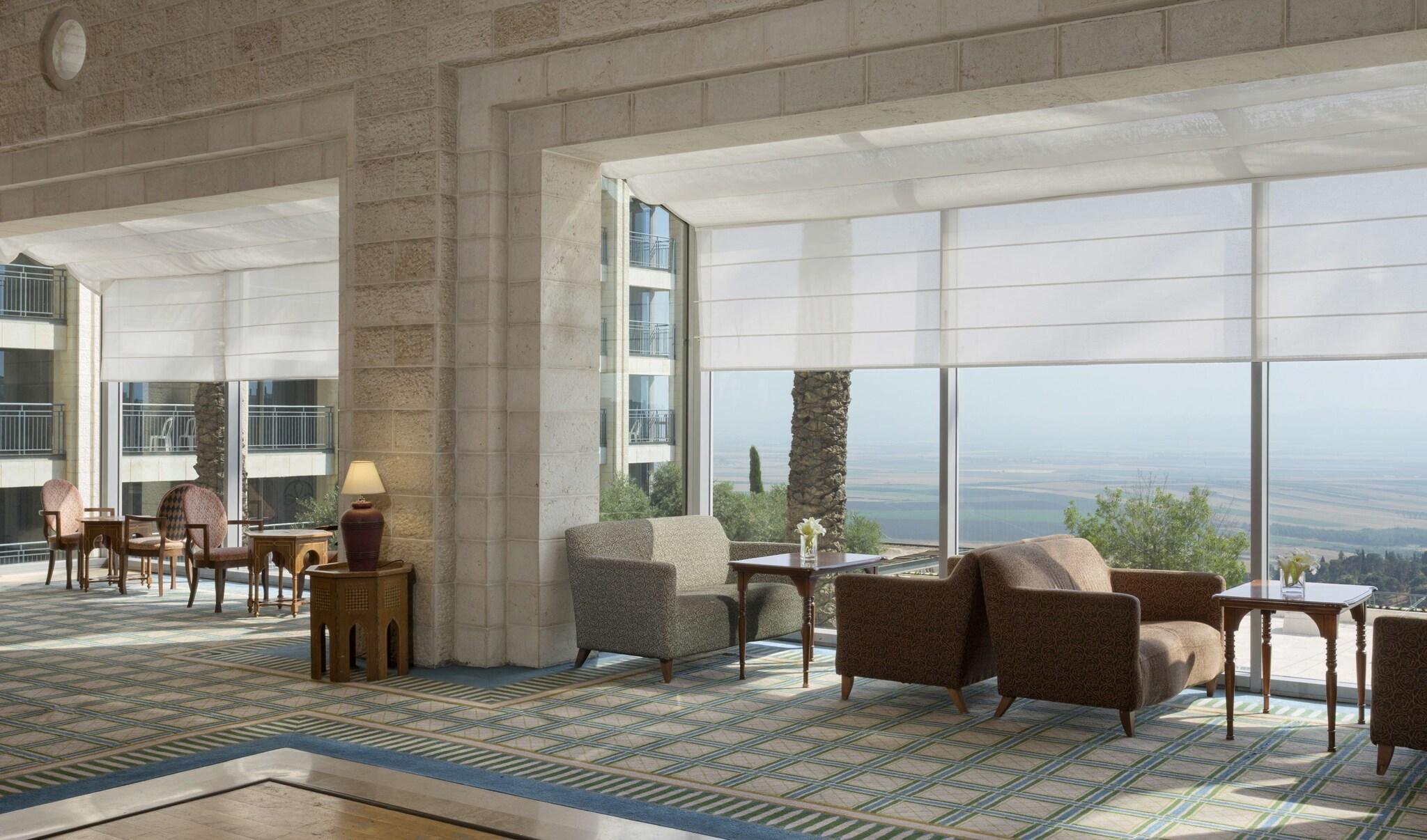 Varios Golden Crown Hotel