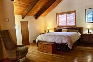 Arriendo temporal - Log Cabin in tall pines, backs to forest, great hiking, star-gazing, biking!