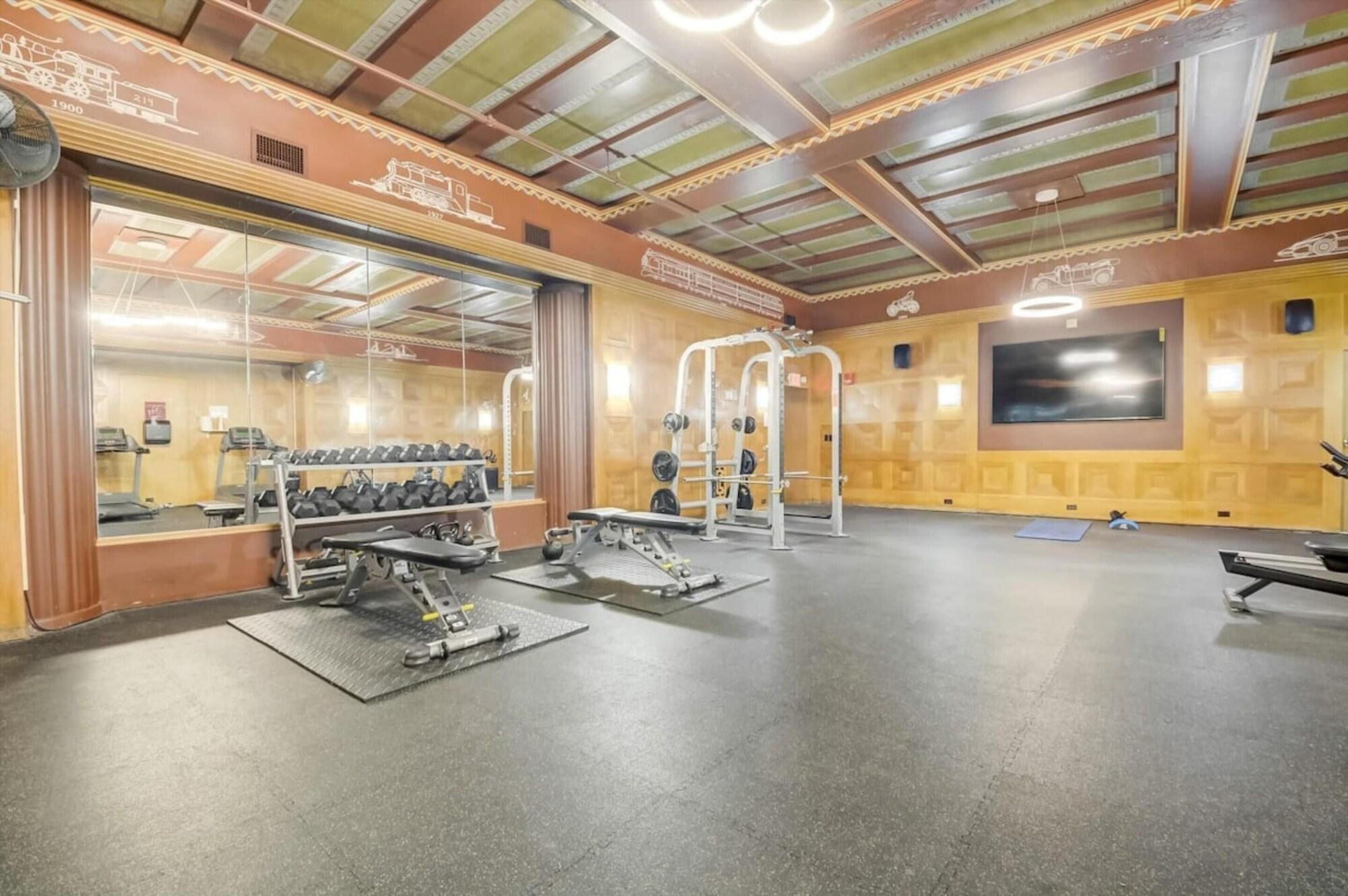 Gimnasio CozySuites The Block Skybridge Access
