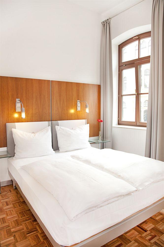HOPPER Hotel et cetera by null