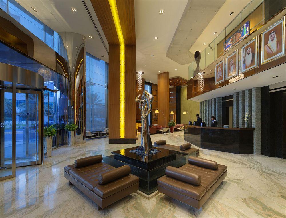 Vista do lobby Radisson Blu Hotel, Dubai Media City