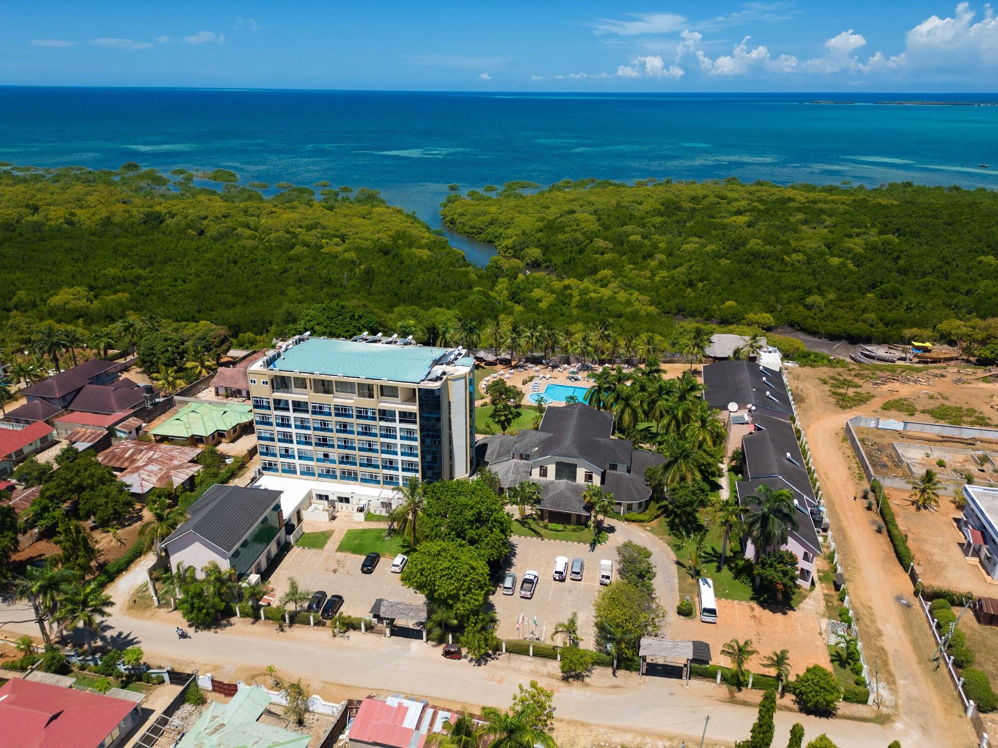 Vista Exterior Tanga Beach Resort & Spa