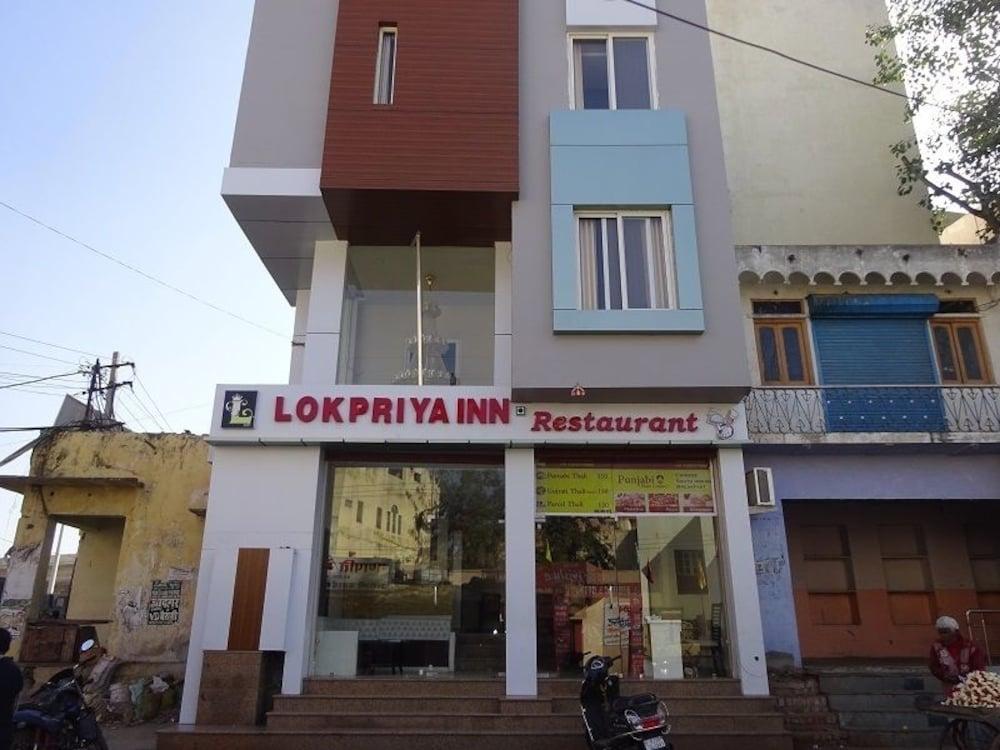 Vista Exterior Hotel Lokpriya Inn