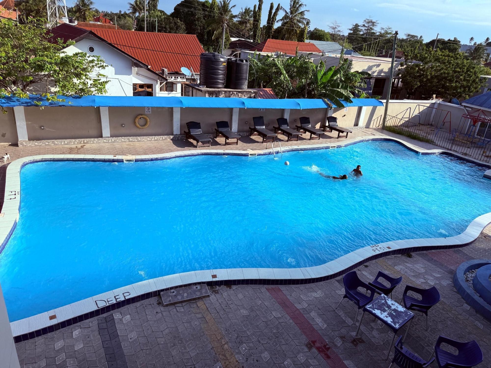 Vista Piscina Kijichi Gateway Hotel