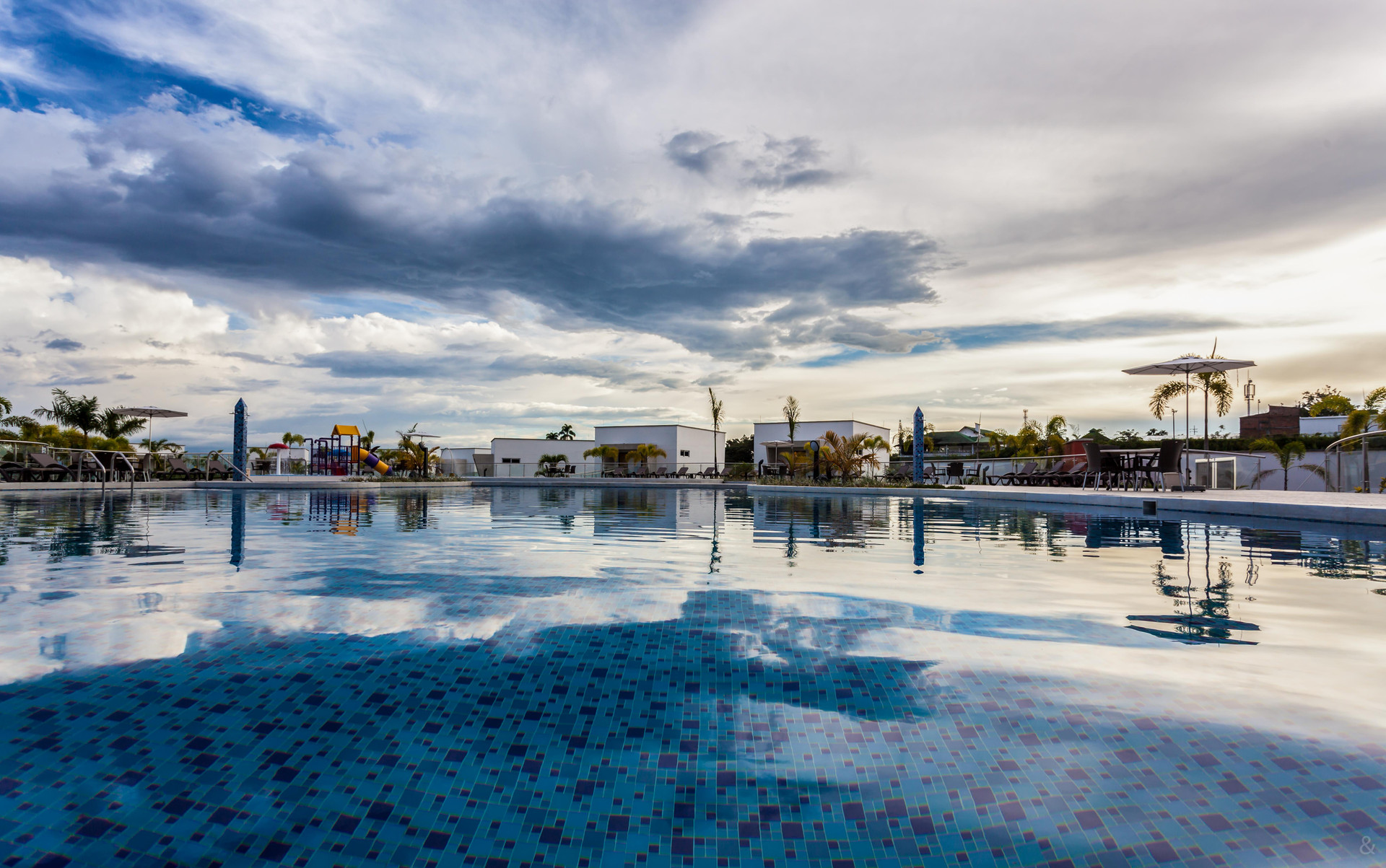Vista da piscina Sonesta Hotel Pereira