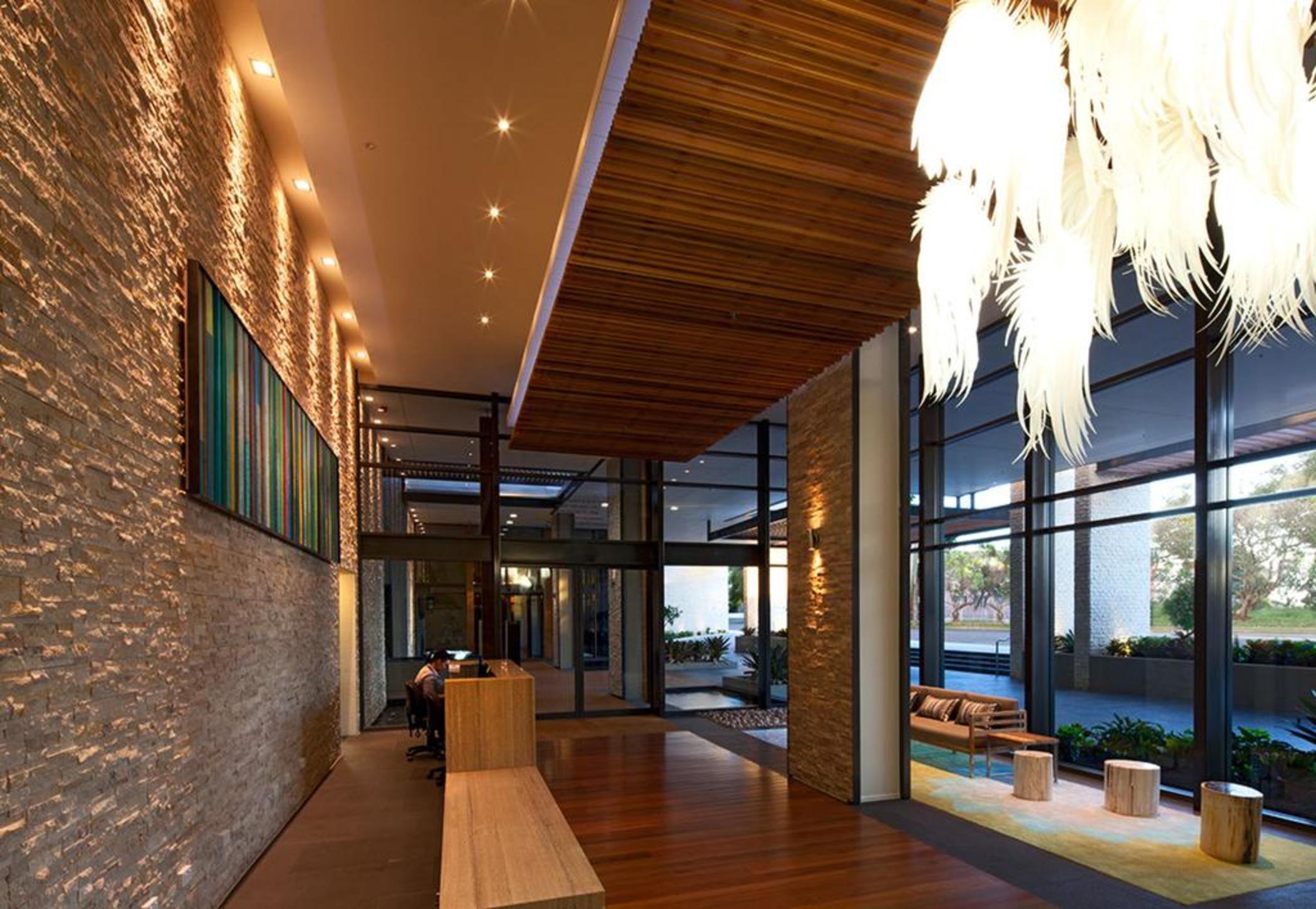 Vista Lobby Oaks Redcliffe Mon Komo Suites