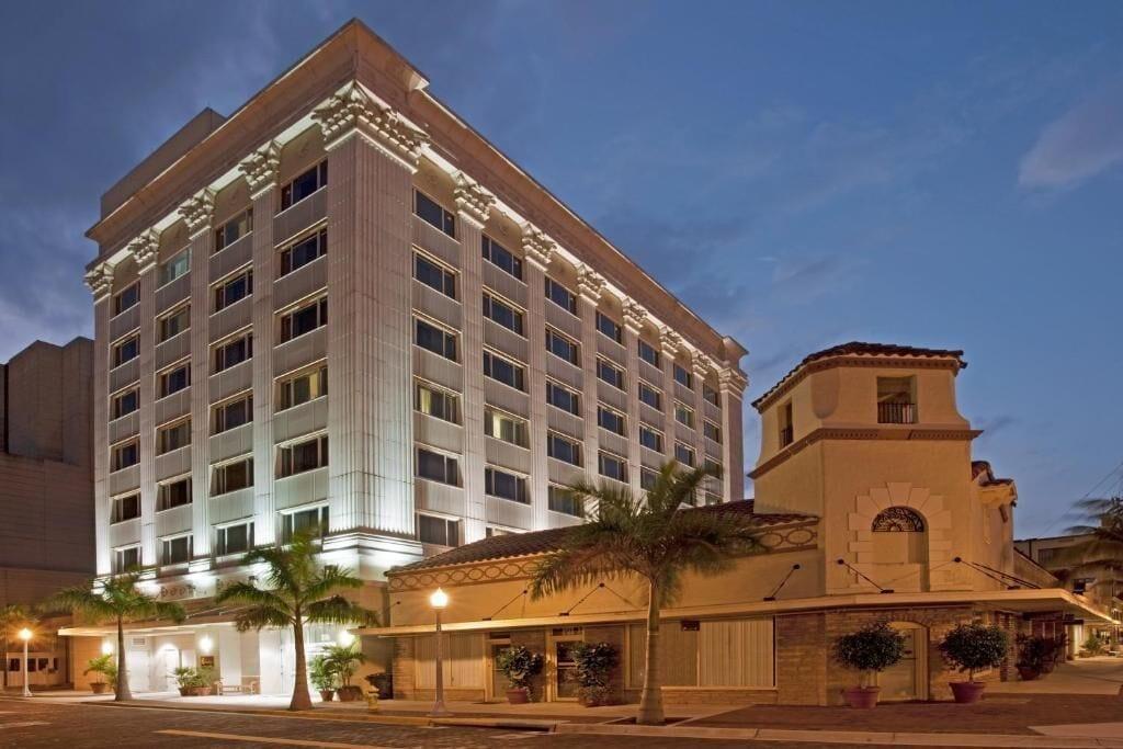 Vista Exterior The Banyan Hotel Fort Myers, Tapestry Collection by Hilton
