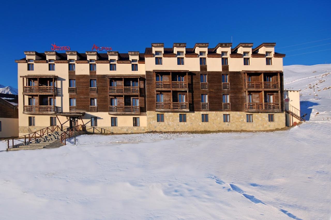 Vista Exterior Alpina Hotel
