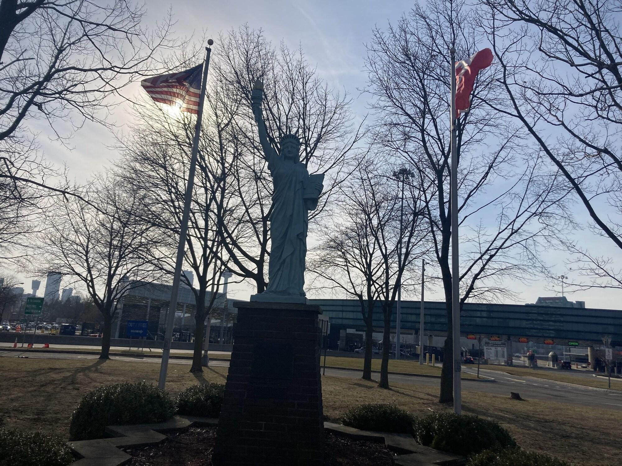 Varios EdgeCliff Inn