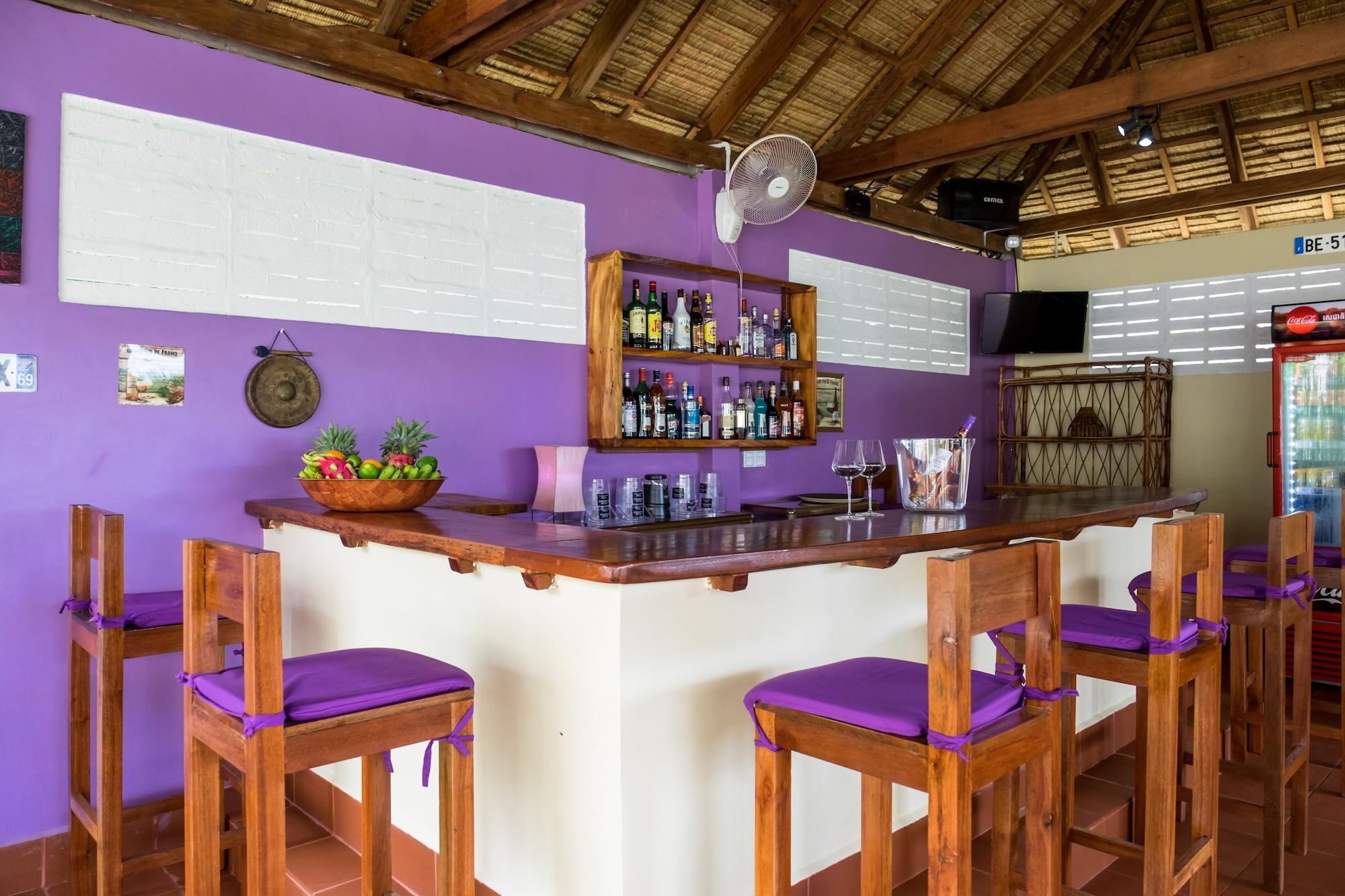 Bar/Salón Riviera Hotel & Resort Kep