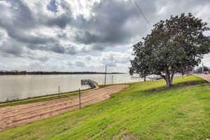 Alquiler Vacacional - Walk to Lake Chicot: Cottage w/ Yard & Views!