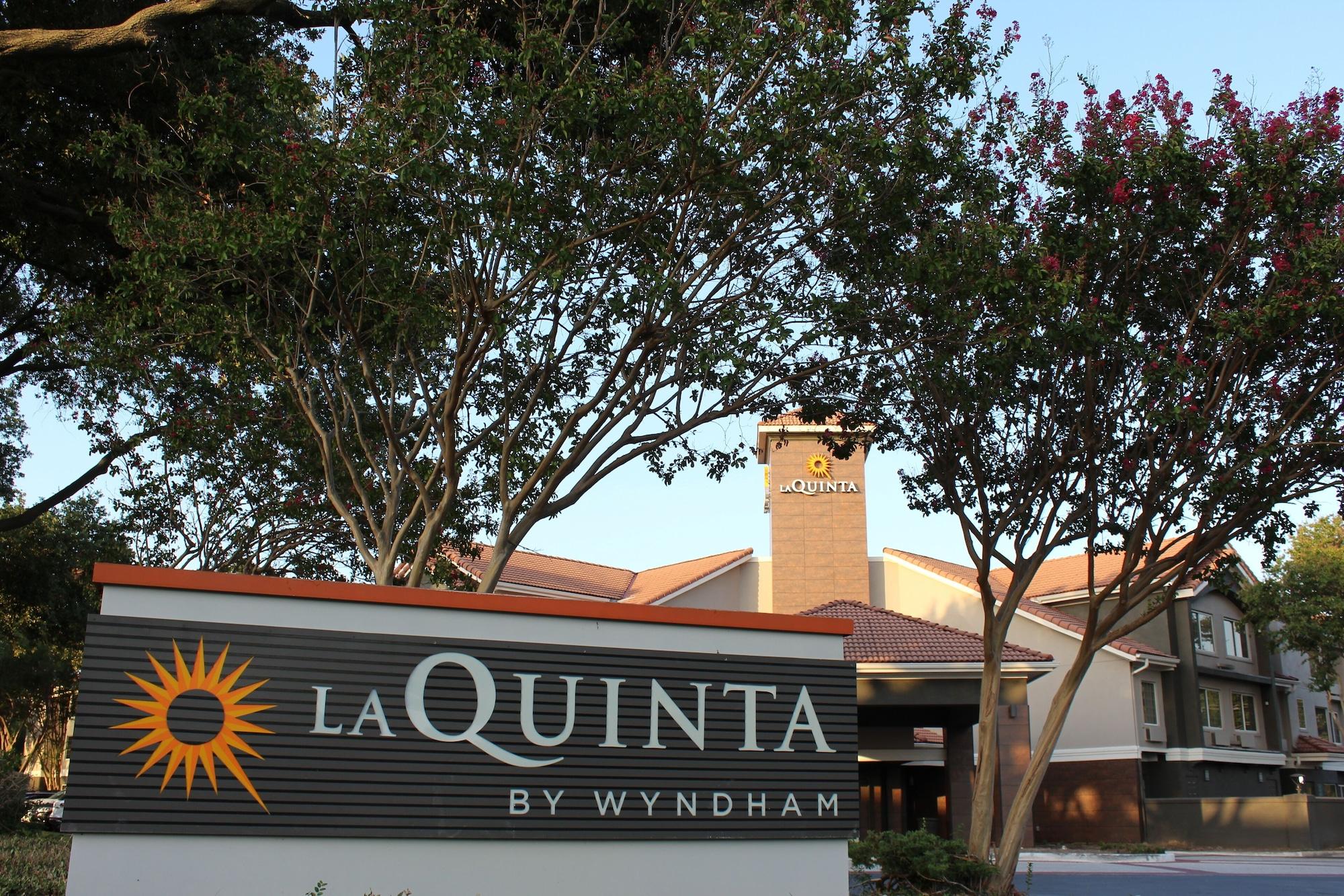 Vista Exterior La Quinta Inn & Suites by Wyndham Dallas - Addison Galleria