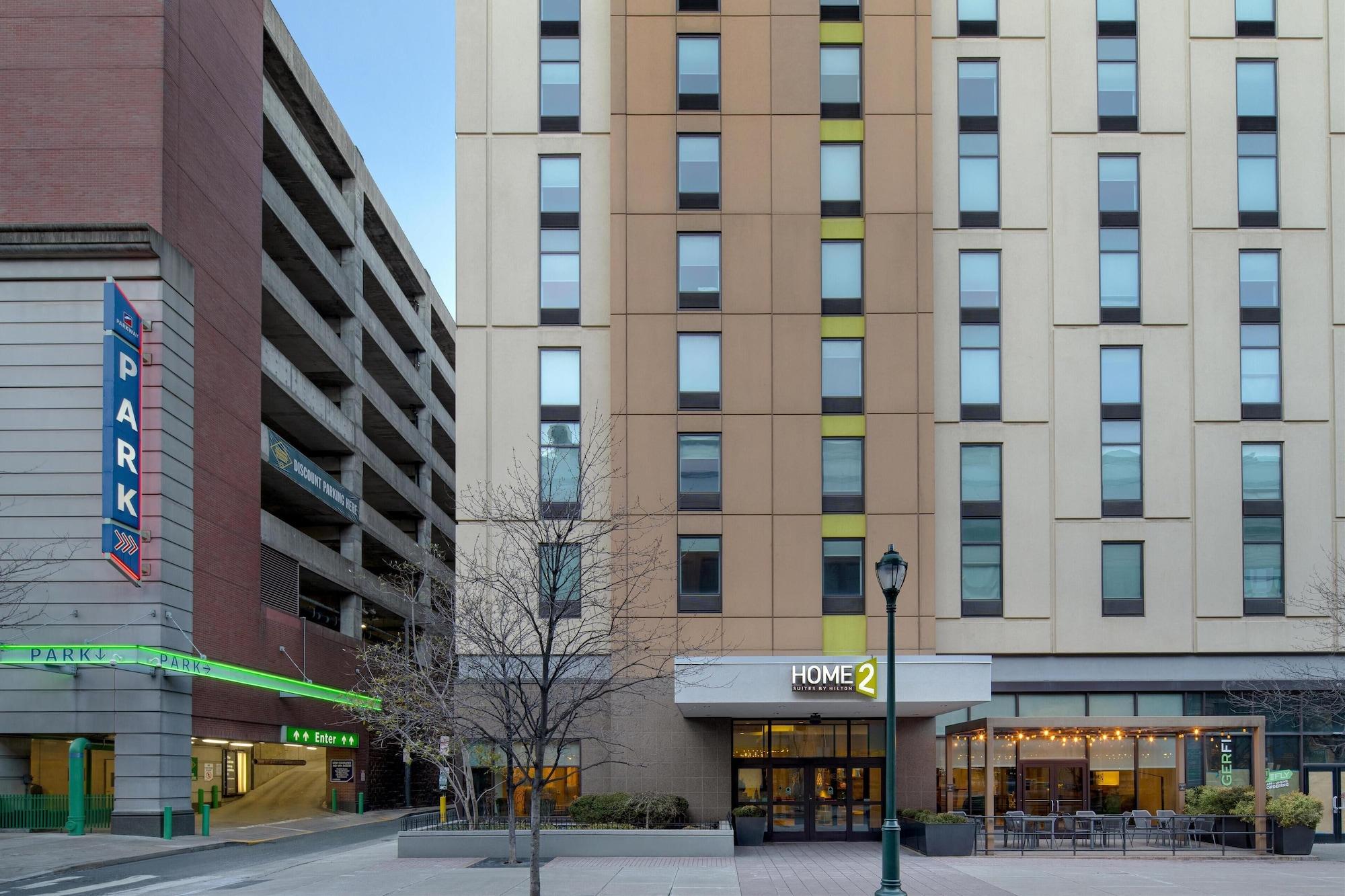 Vista Exterior Home2 Suites by Hilton Philadelphia - Convention Center, PA