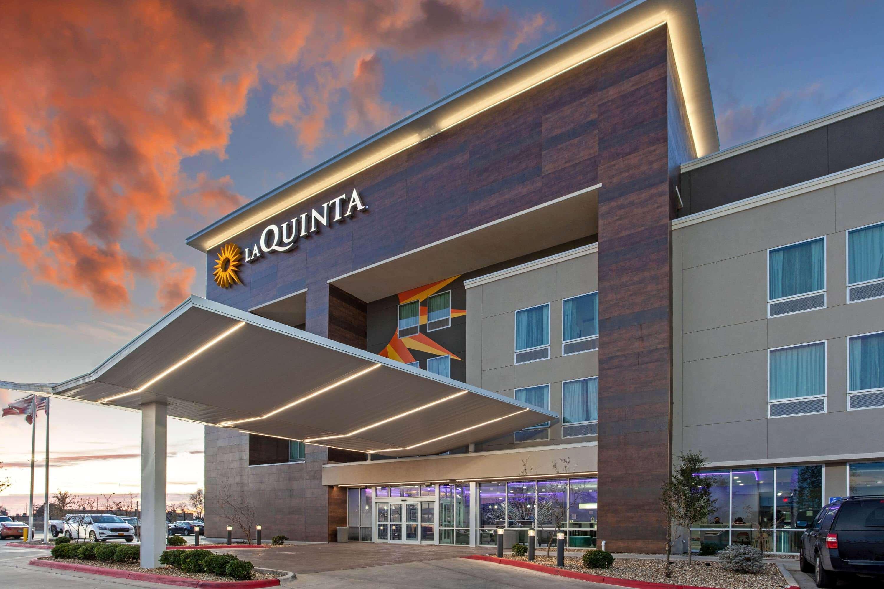 Vista Exterior La Quinta Inn & Suites by Wyndham Lubbock South