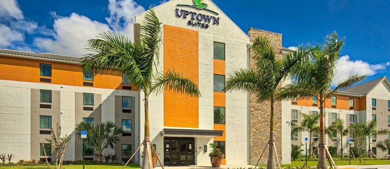 Vista Exterior Uptown Suites Extended Stay Miami FL – Homestead