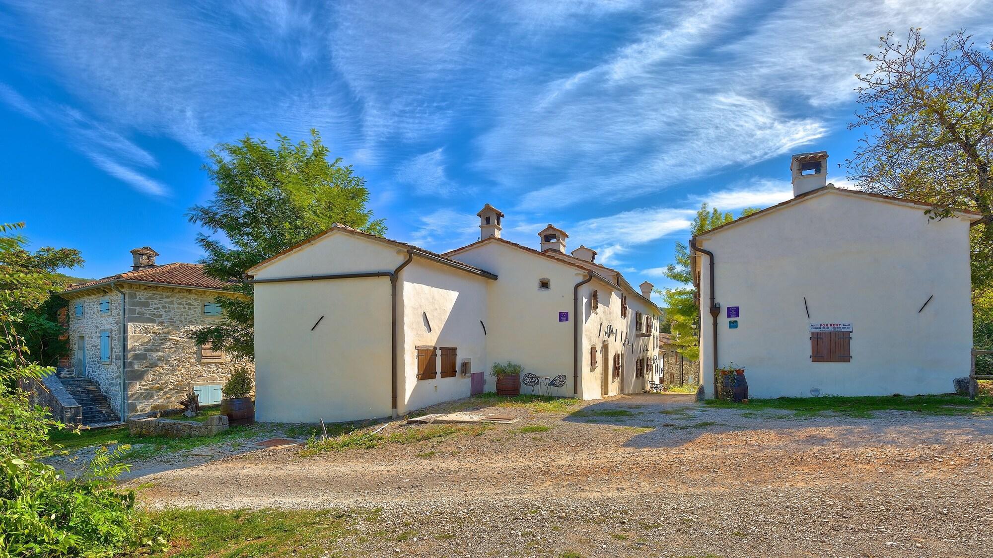 Vista Exterior Traditional Stone House