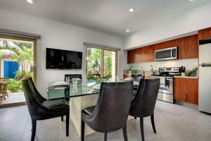 Alquiler Vacacional - Poolside Bliss With Private Terrace and Jacuzzi