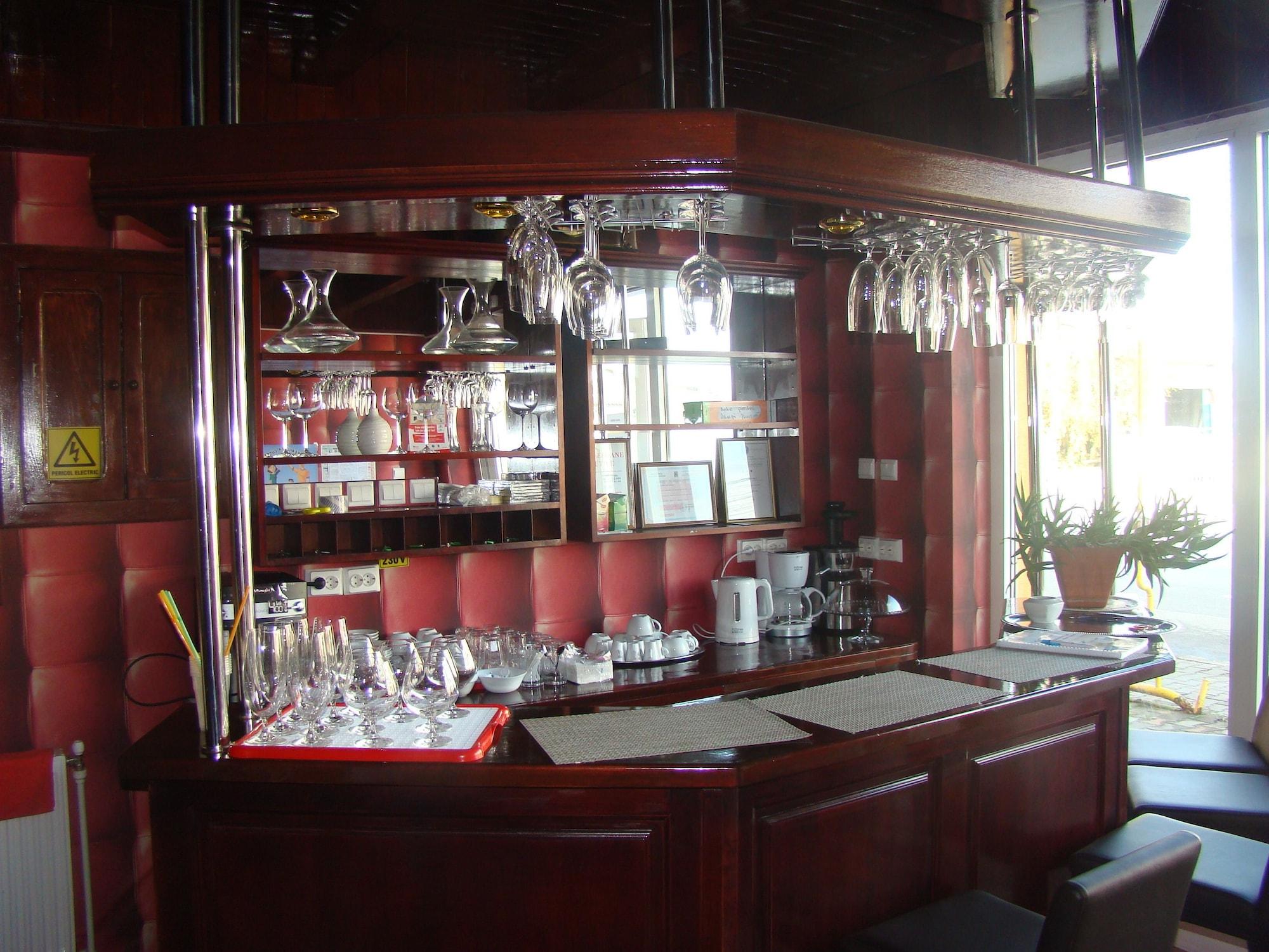 Bar/Salón Crown Royal Pensiune