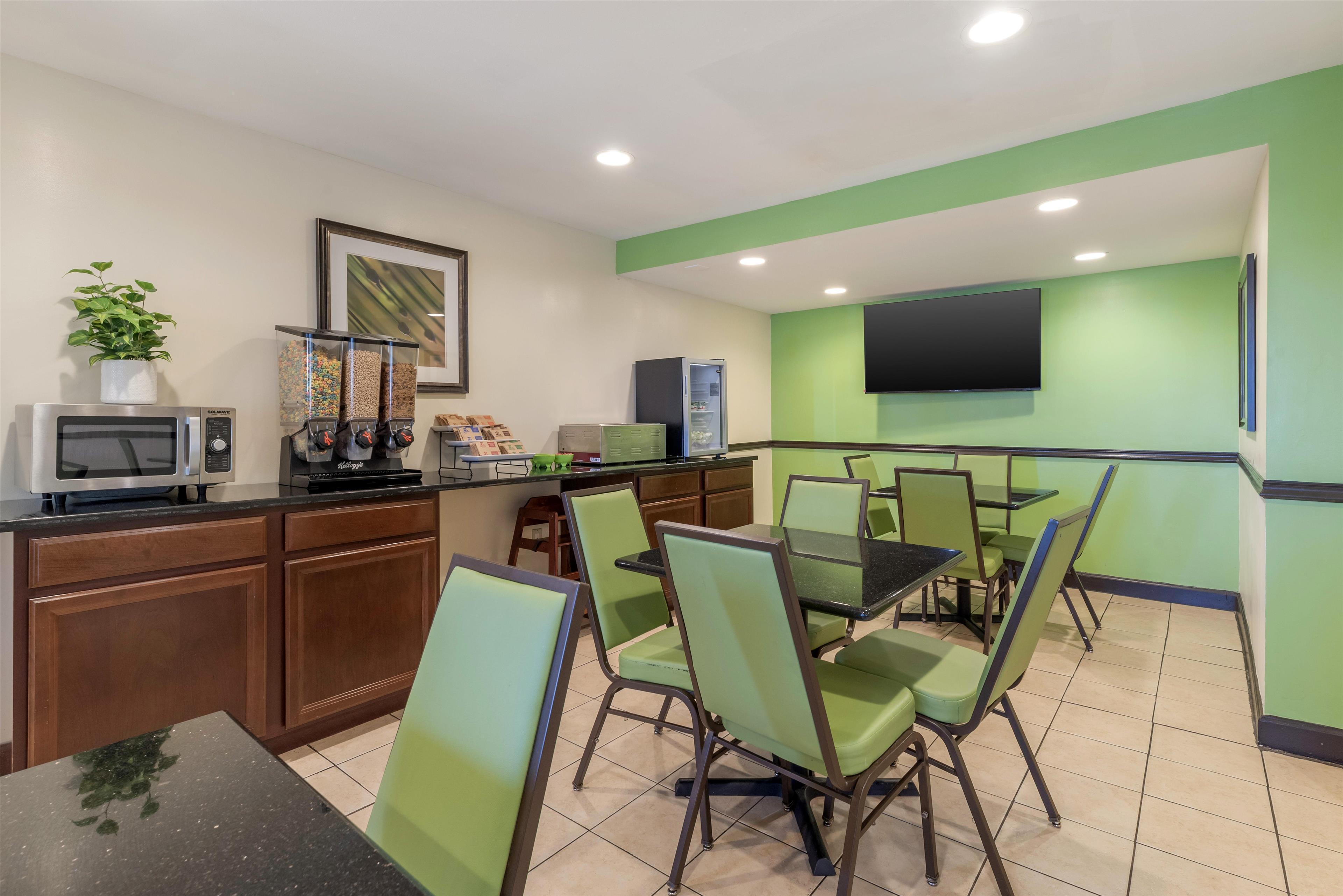Restaurant SureStay Hotel by Best Western East Brunswick