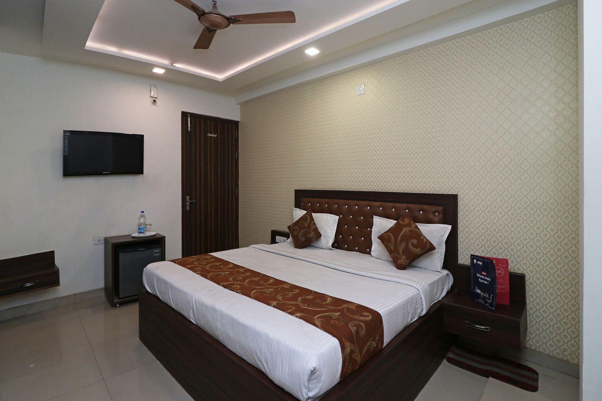 Varios OYO 11648 CP Residency