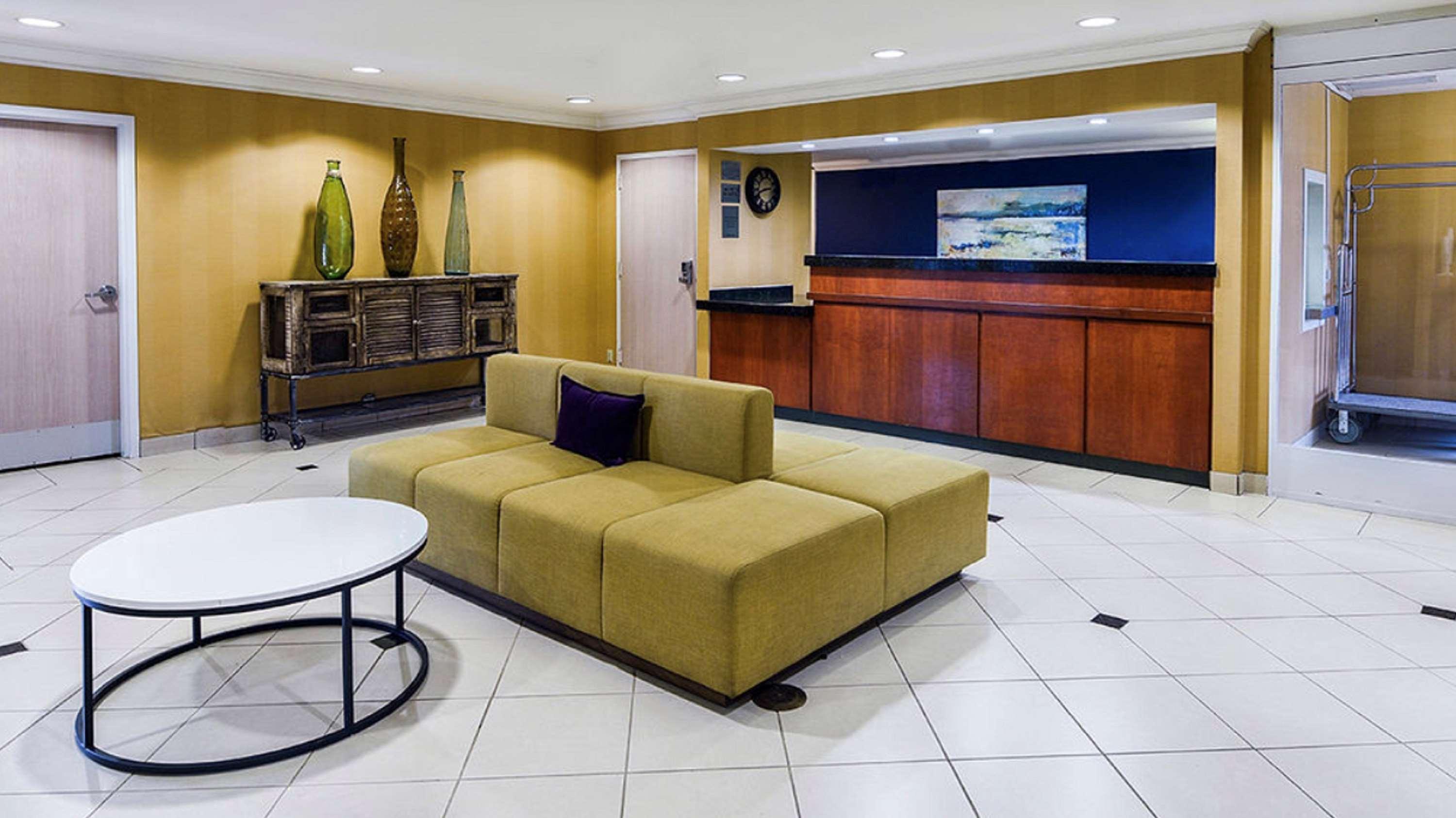 Vista Lobby SureStay Hotel by Best Western Ontario Airport