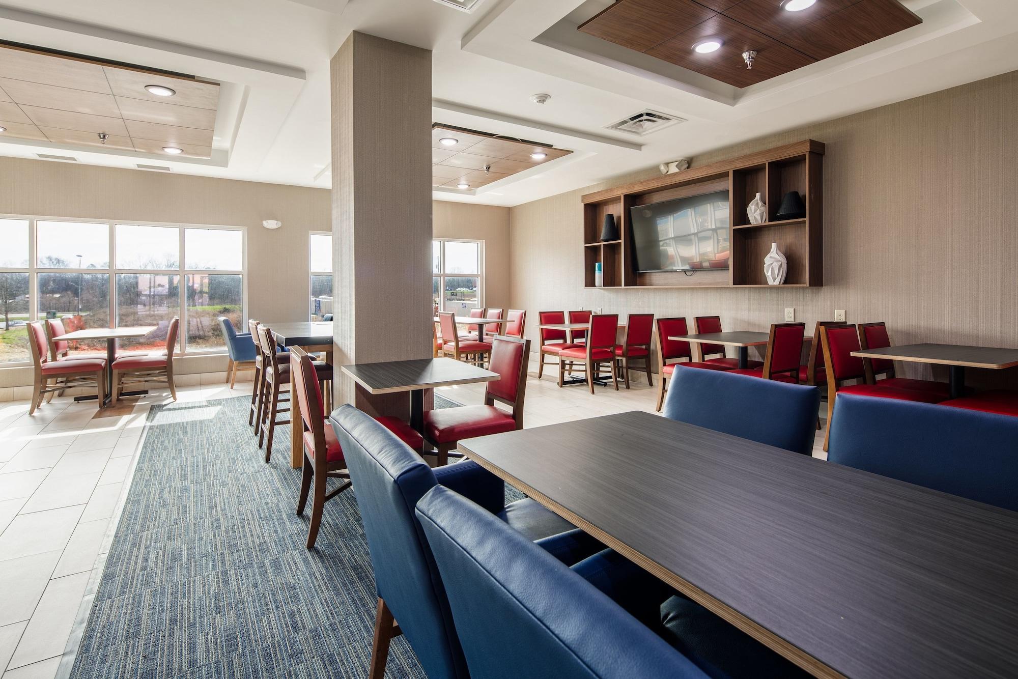 Vista Lobby Holiday Inn Express & Suites Lenoir Cty by IHG
