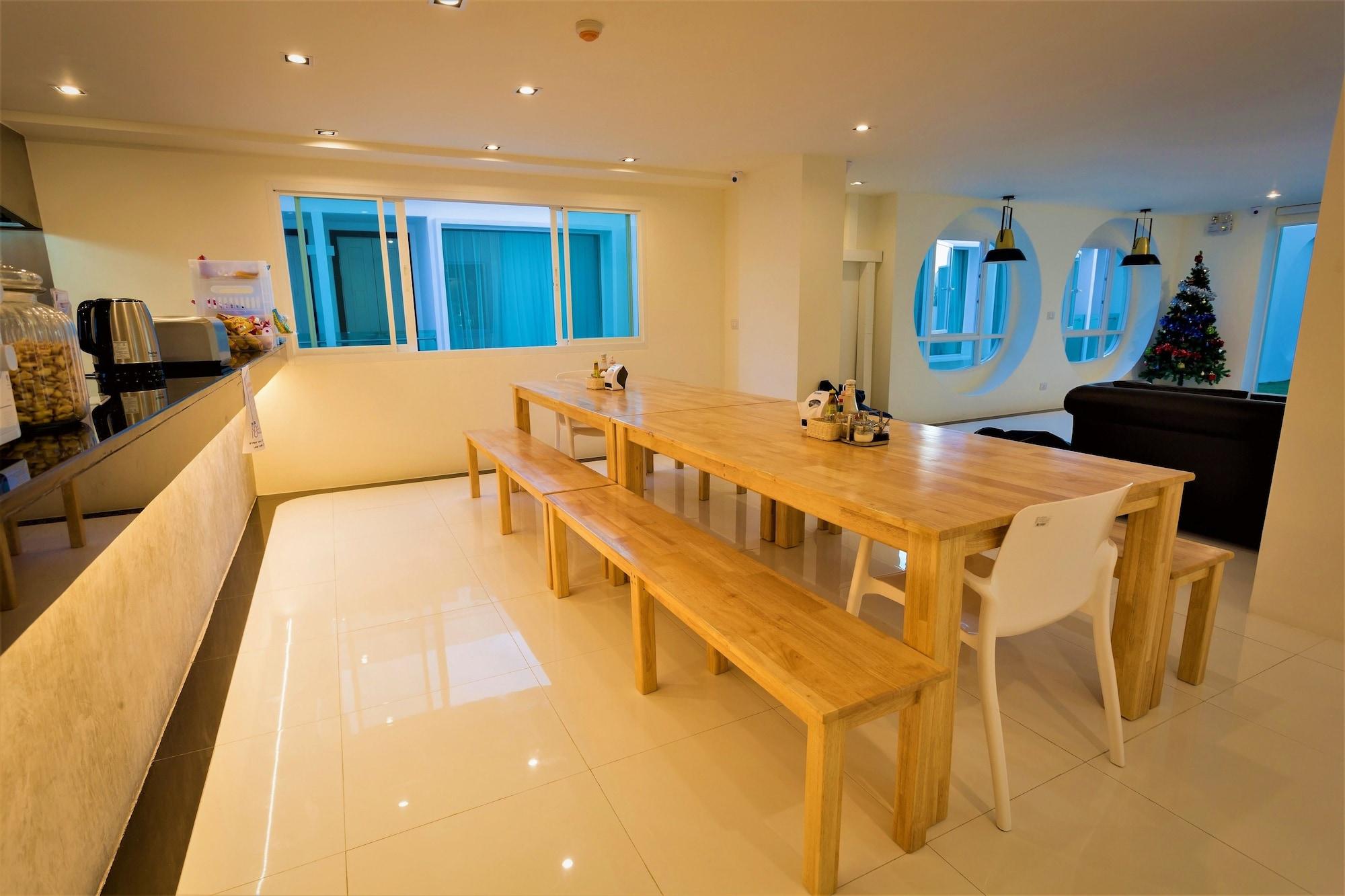 Restaurant BearPacker Patong Hostel