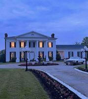 Alquiler Vacacional - Breathtaking Southern Plantation Style Home on a Magnificent Waterfront Lot.