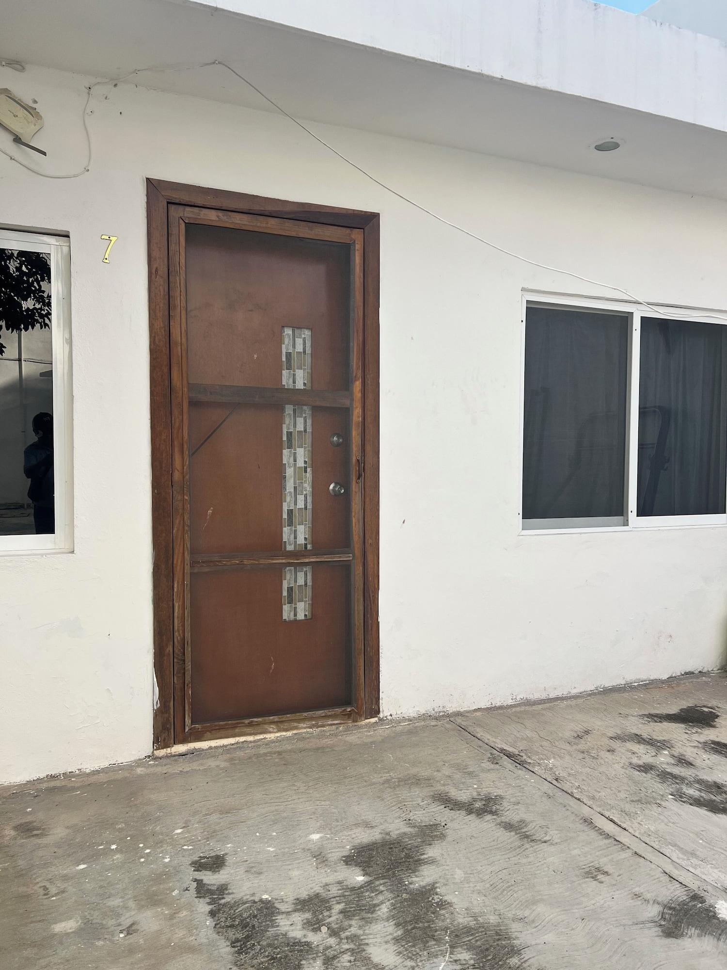 Vista Exterior HOSTAL MID GY