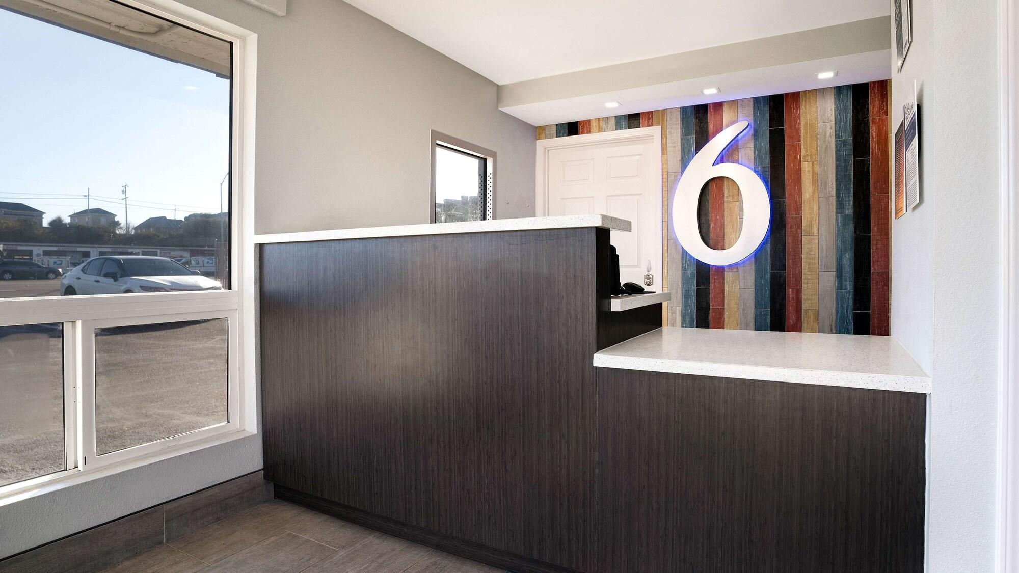 Vista Lobby Motel 6 Eureka, CA – Redwood Coast