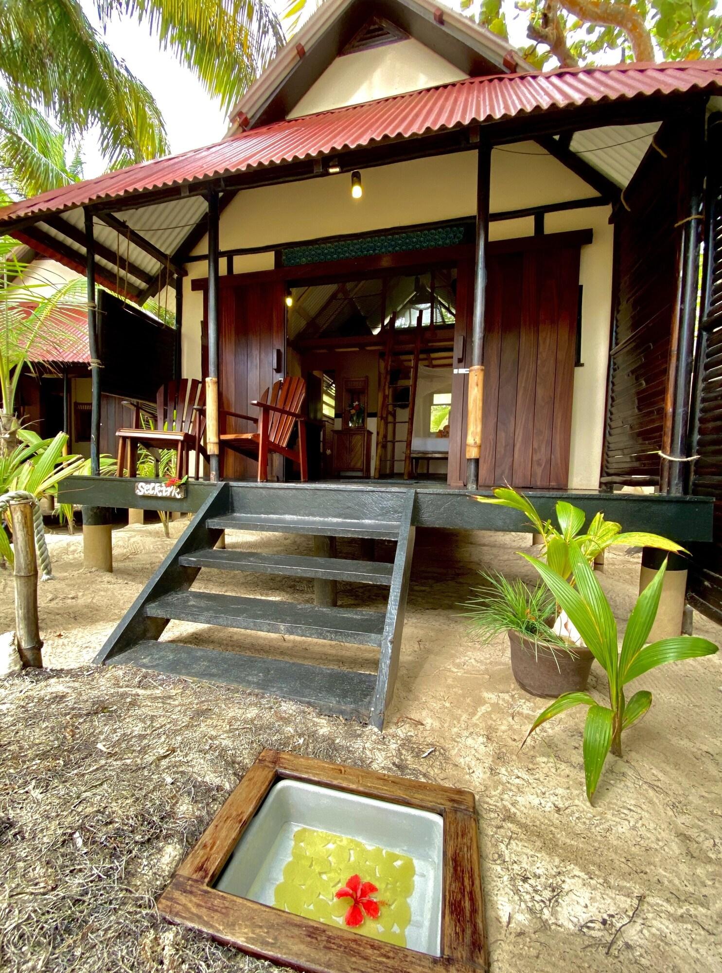 Vista Exterior Little Corn Beach and Bungalow