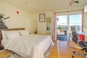 Alquiler Vacacional - Stunning Skydeck Suite: 2-bedroom, ampitheater, hot tub, fully enclosed yard