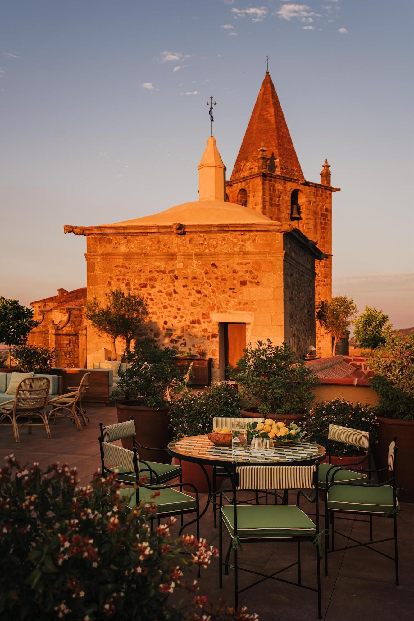 Restaurant Palacio De Godoy Caceres, Curio Collection By Hilton