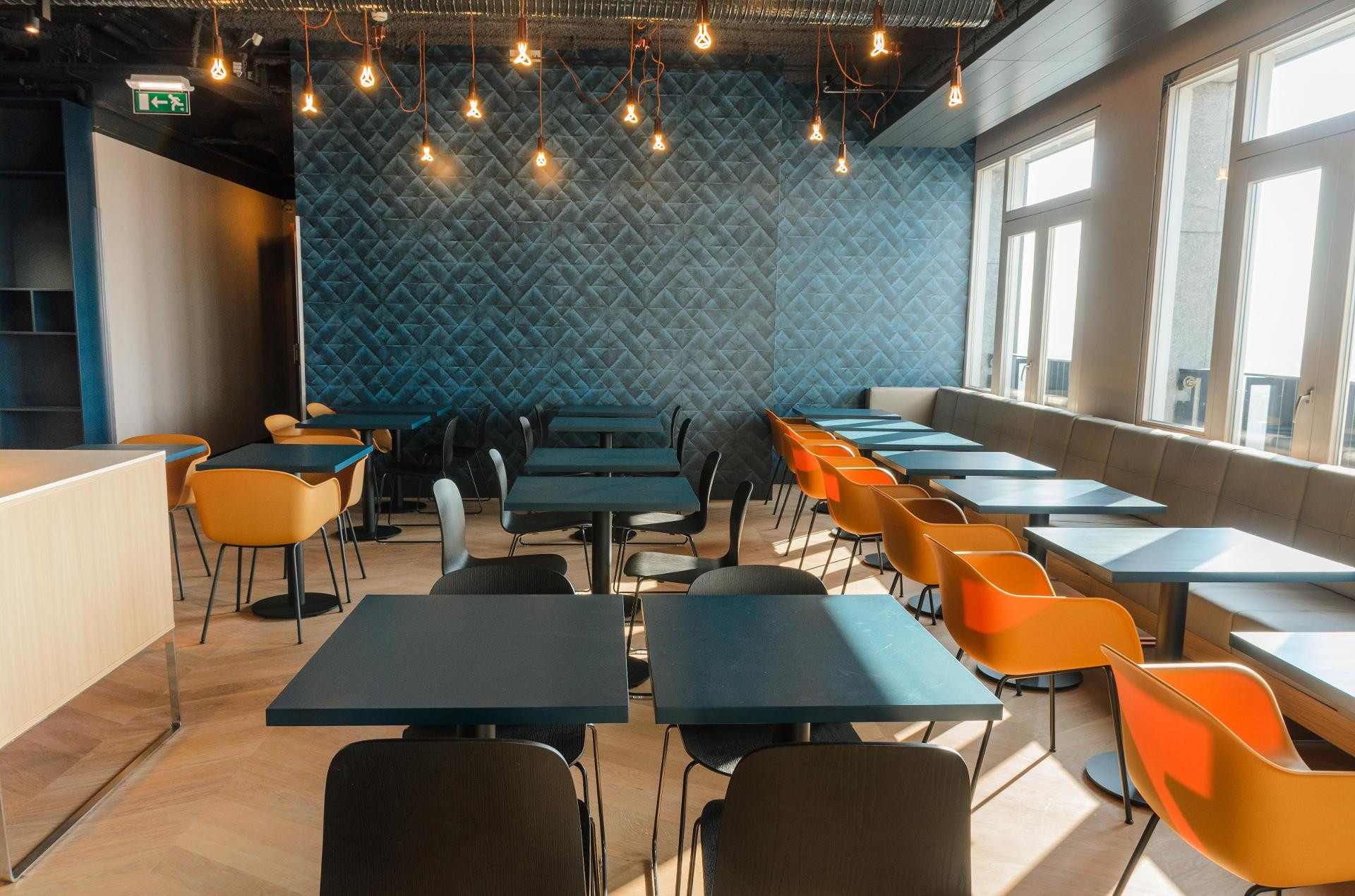 Bar/Salón Amadi Panorama Hotel