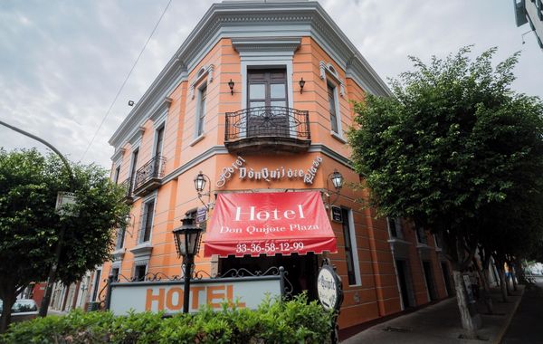 Hotel Don Quijote Plaza - Hoteles cerca de La Central de Autobuses en Guadalajara