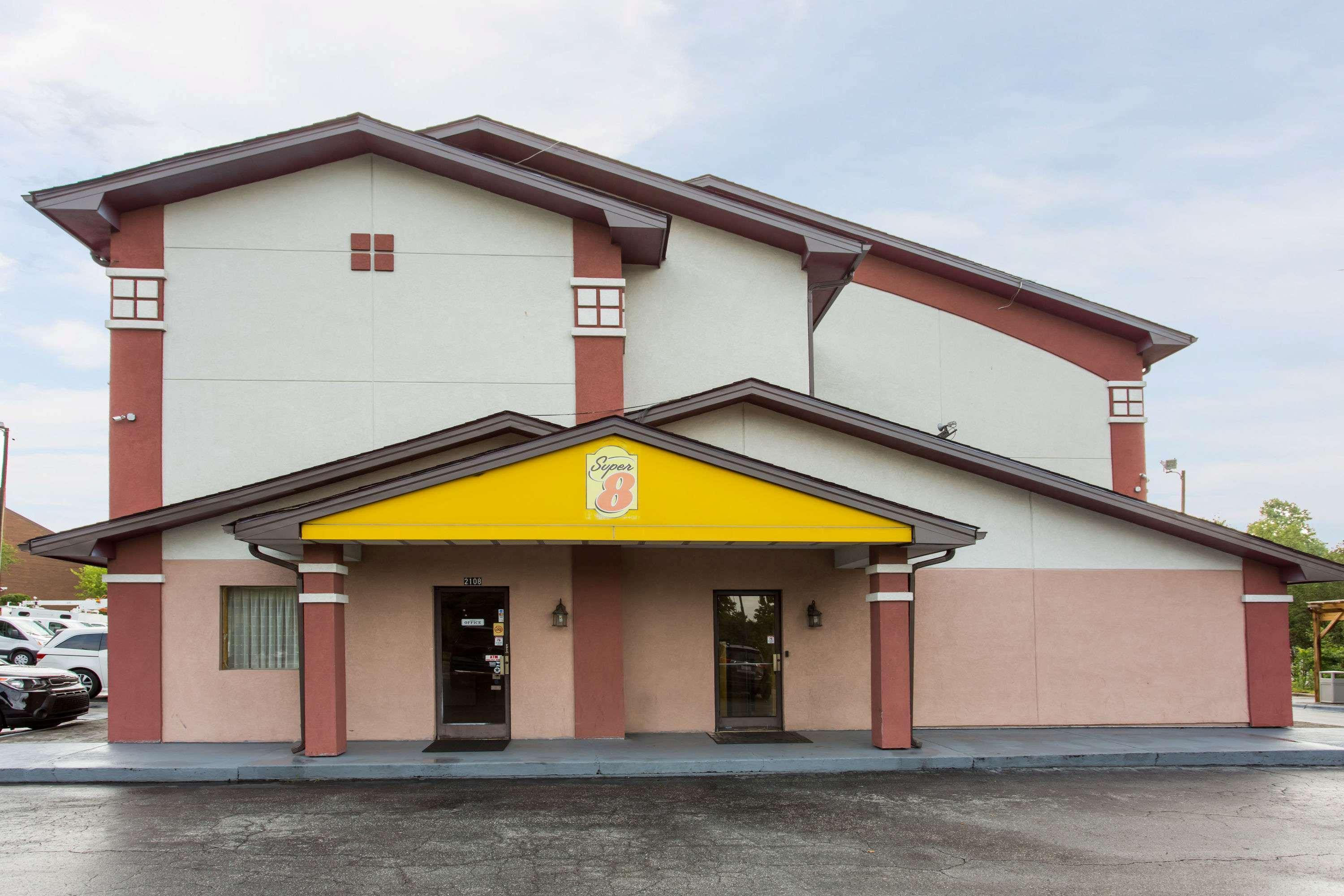 Vista Exterior Super 8 by Wyndham Greensboro/Coliseum/Conv.