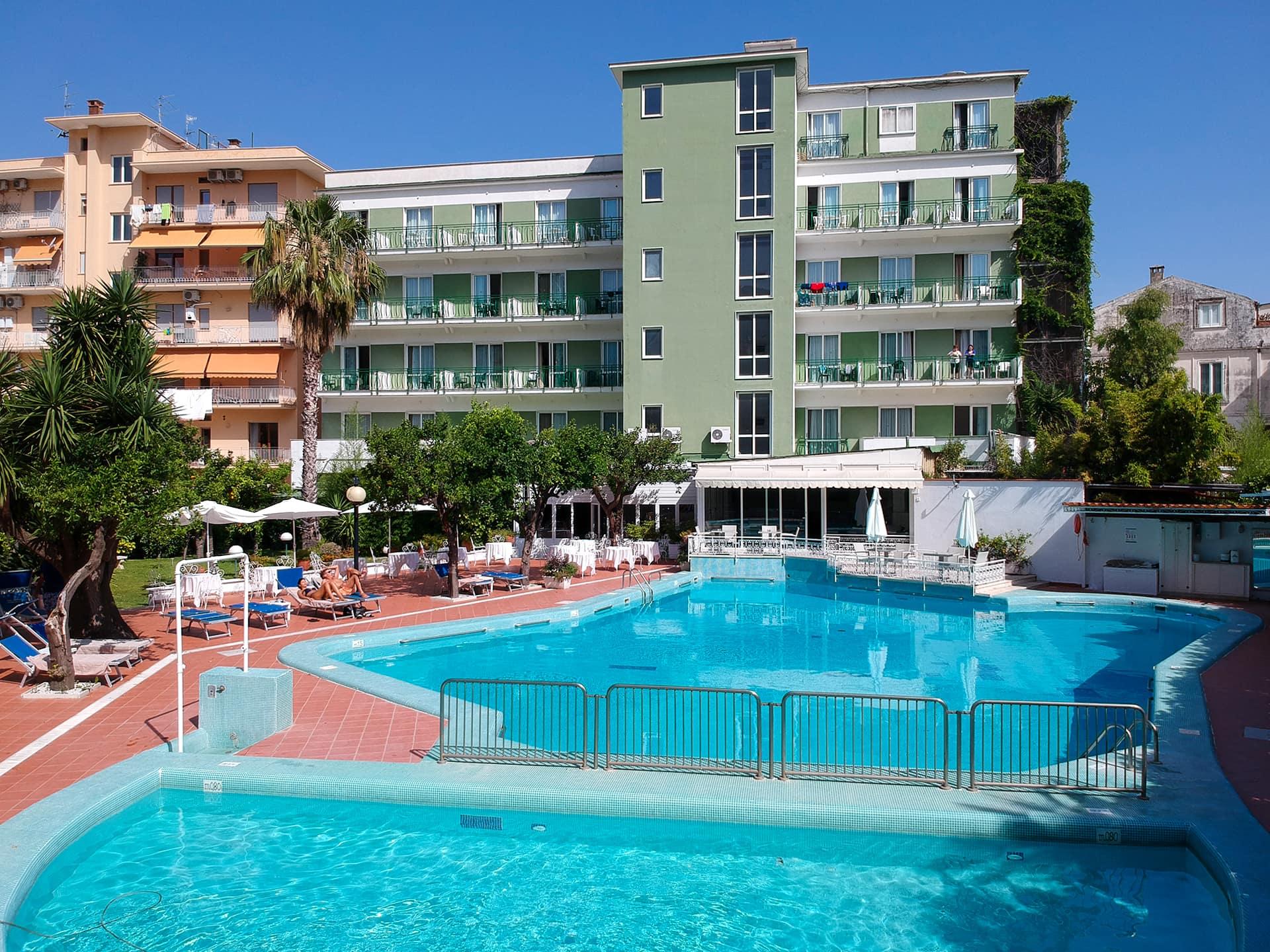 Vista Exterior Hotel Carlton International