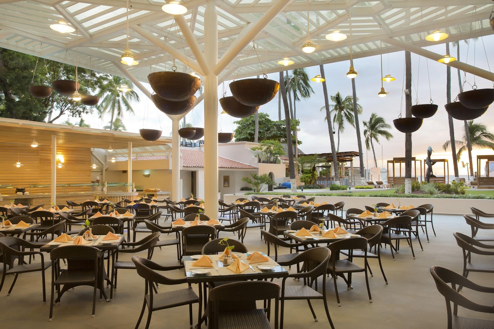 Restaurant Crown Paradise Golden All Inclusive Resort - Adults Only