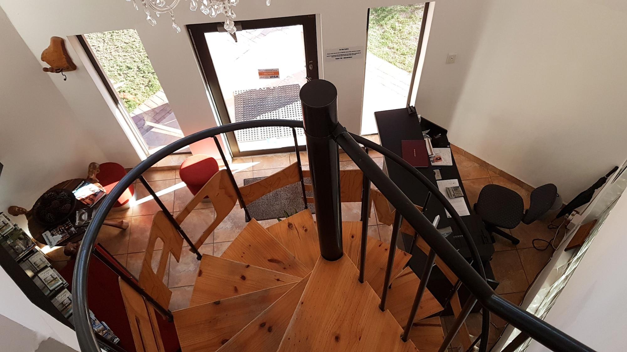 Varios Me Casa Guest House