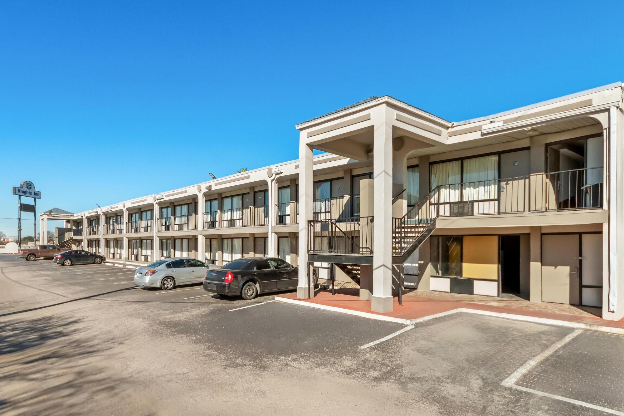 Varios Knights Inn San Antonio near Frost Bank Center