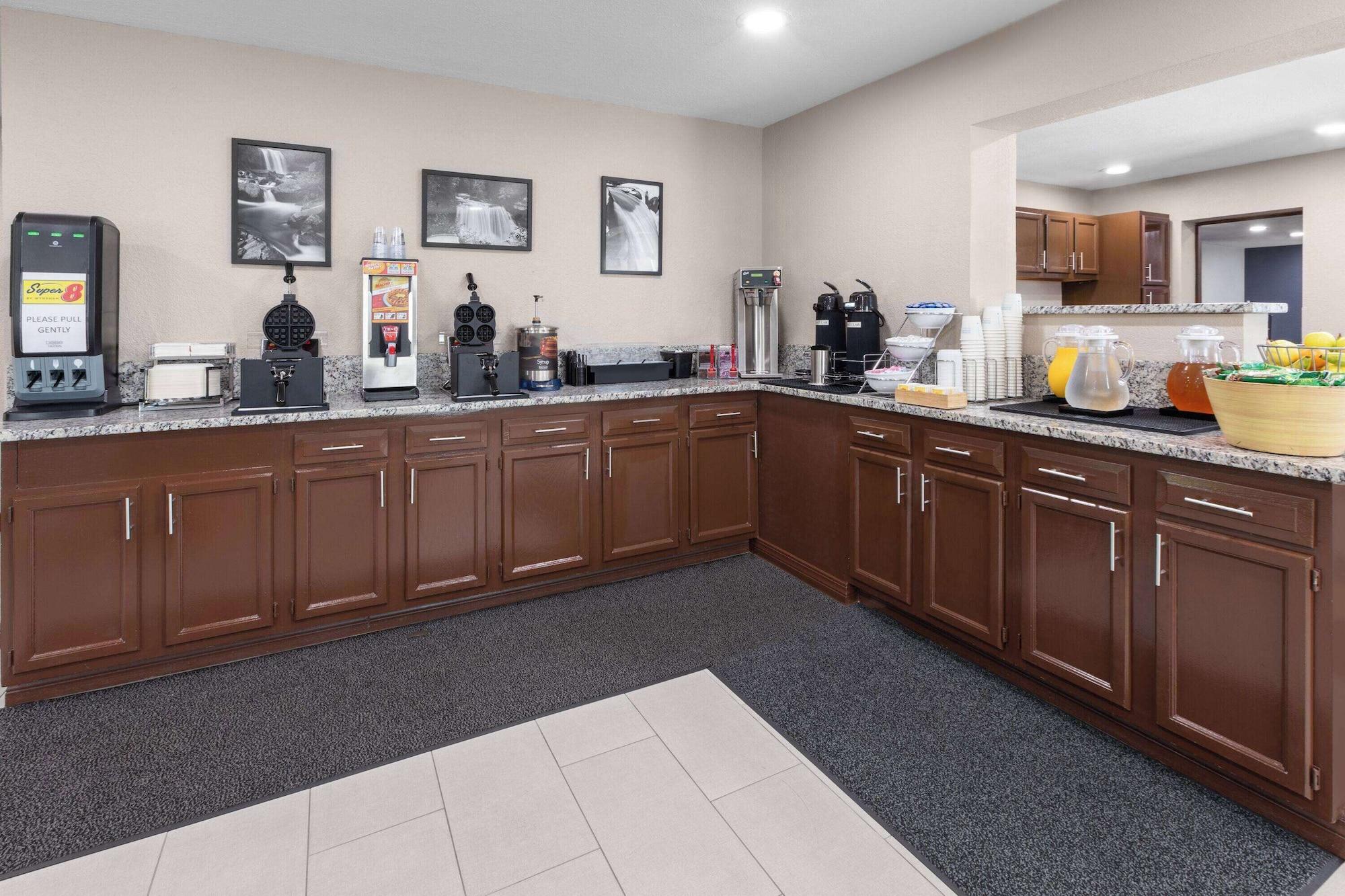 Restaurant Super 8 by Wyndham Bridgeport/Clarksburg Area
