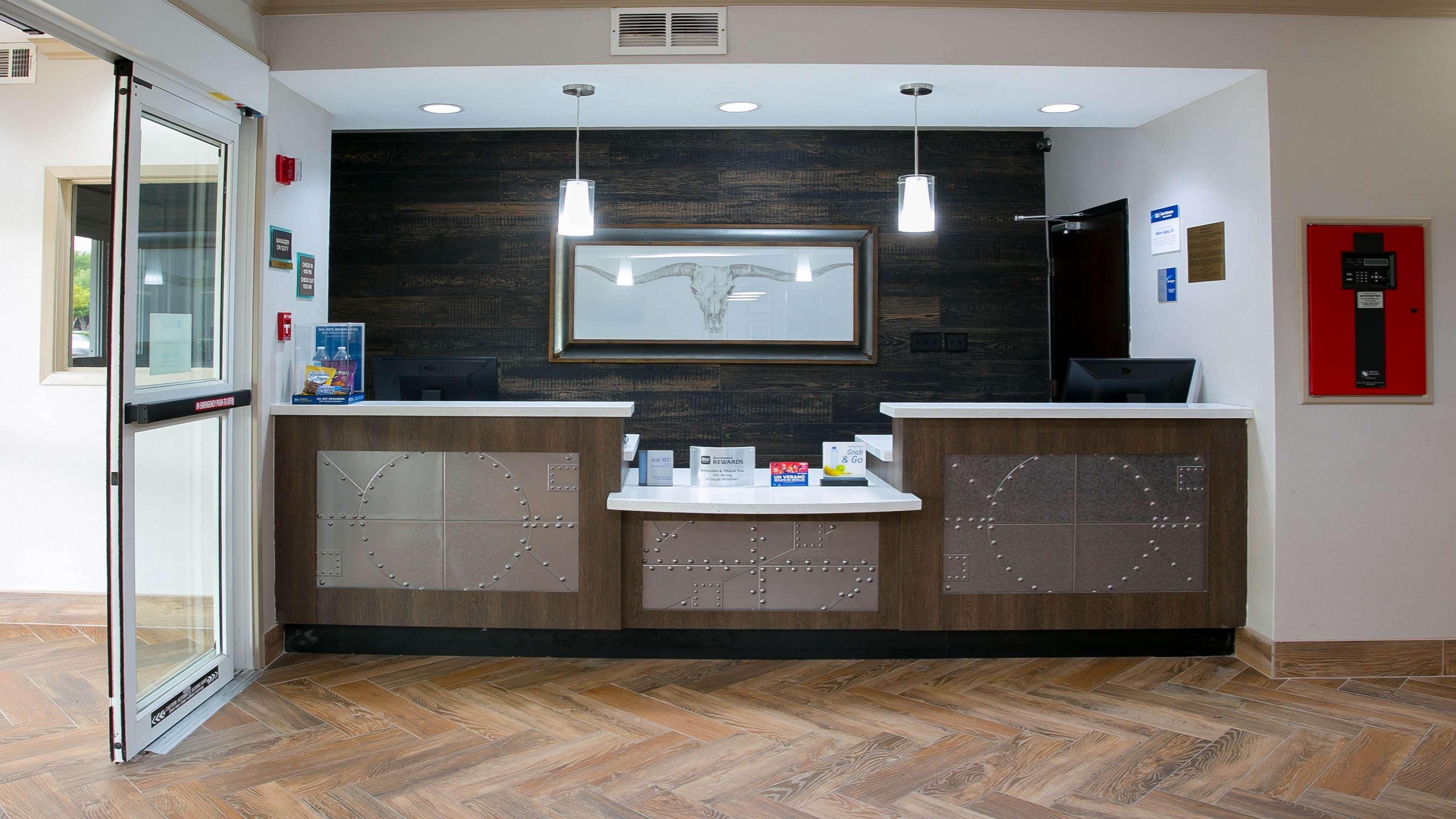 Vista Lobby Best Western Plus Addison/Dallas Hotel
