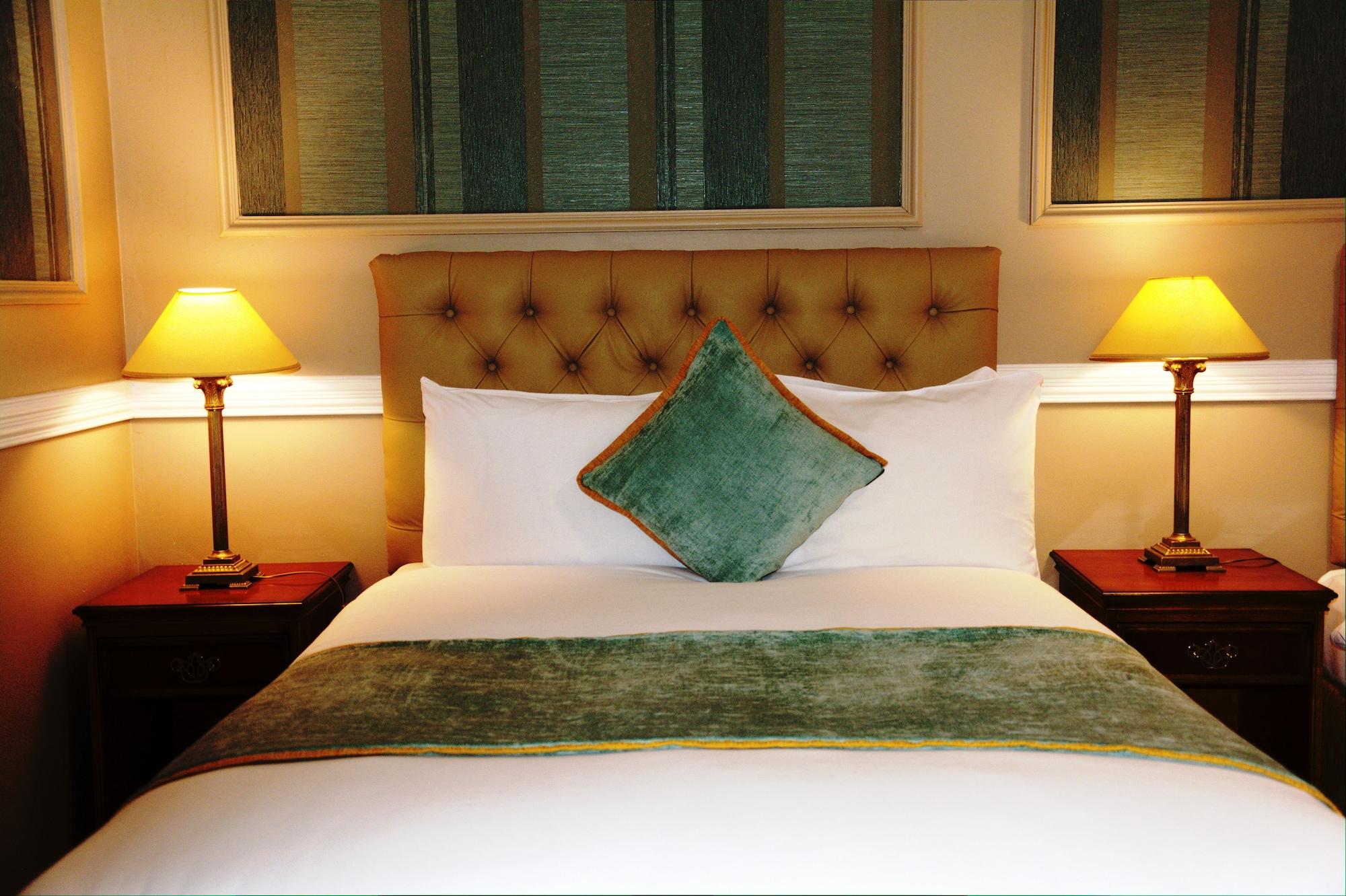 Varios Ashbourne Court Hotel
