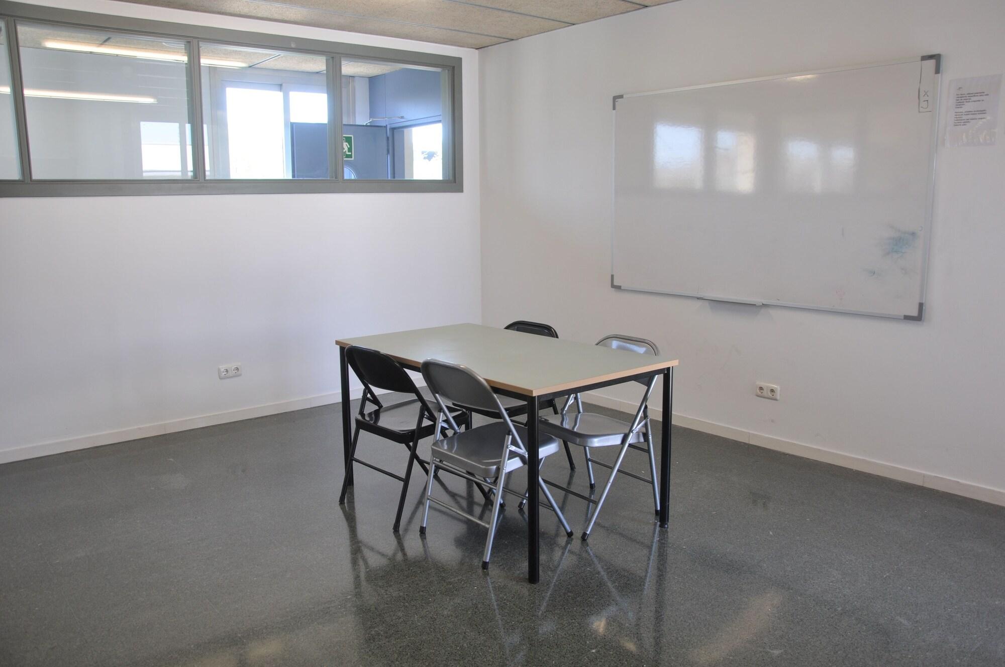 Sala de Reuniones Residencia Universitaria Resa Tomás Alfaro Fournier - Centro Adscrito a REAJ - Campus Accomodation