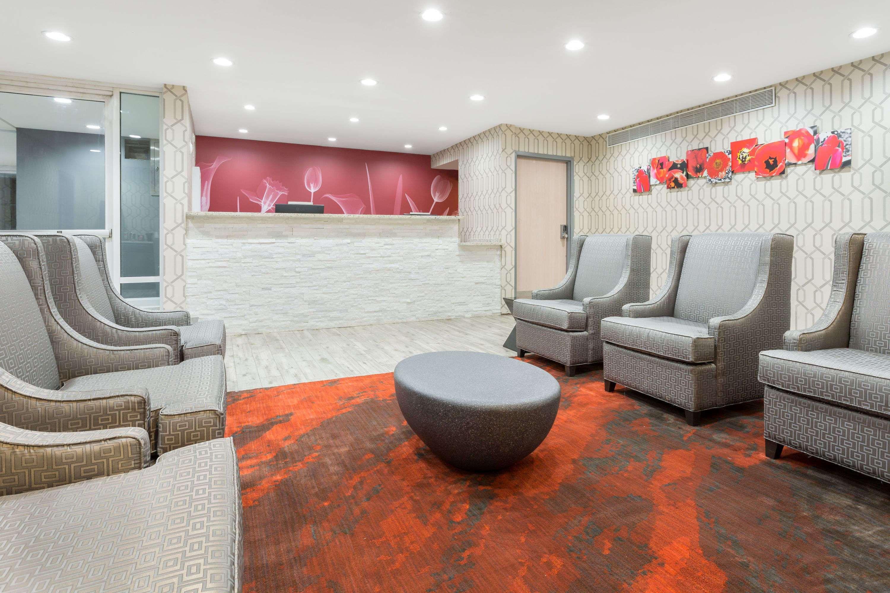 Vista Lobby Clarion Pointe - Greensboro Coliseum Area