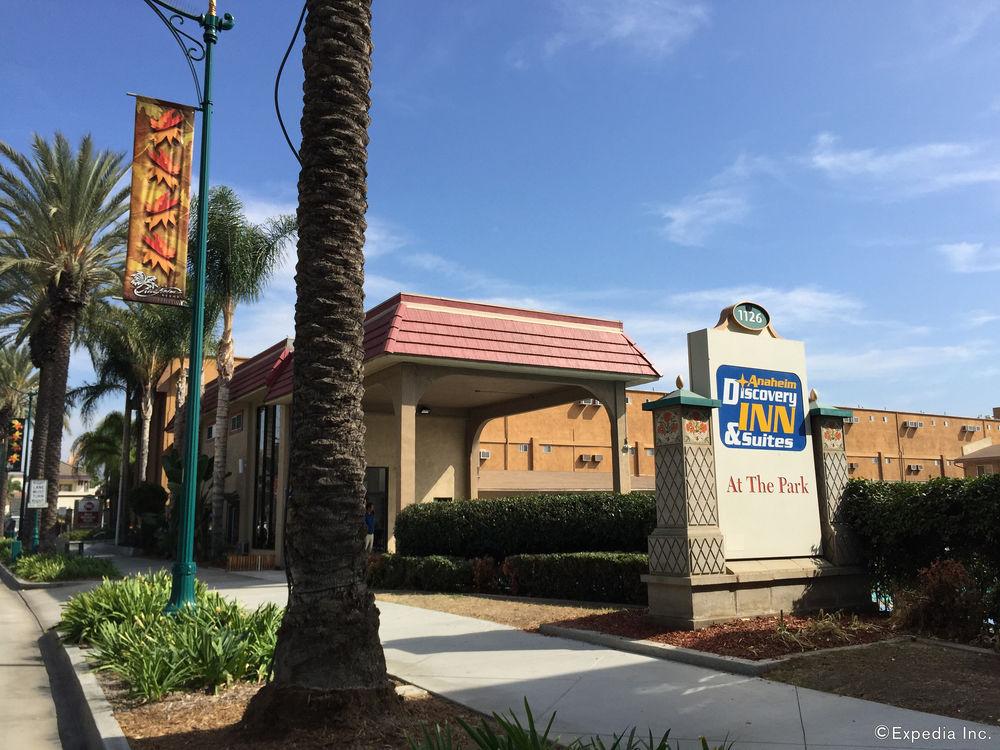 Vista Exterior Anaheim Discovery Inn & Suites