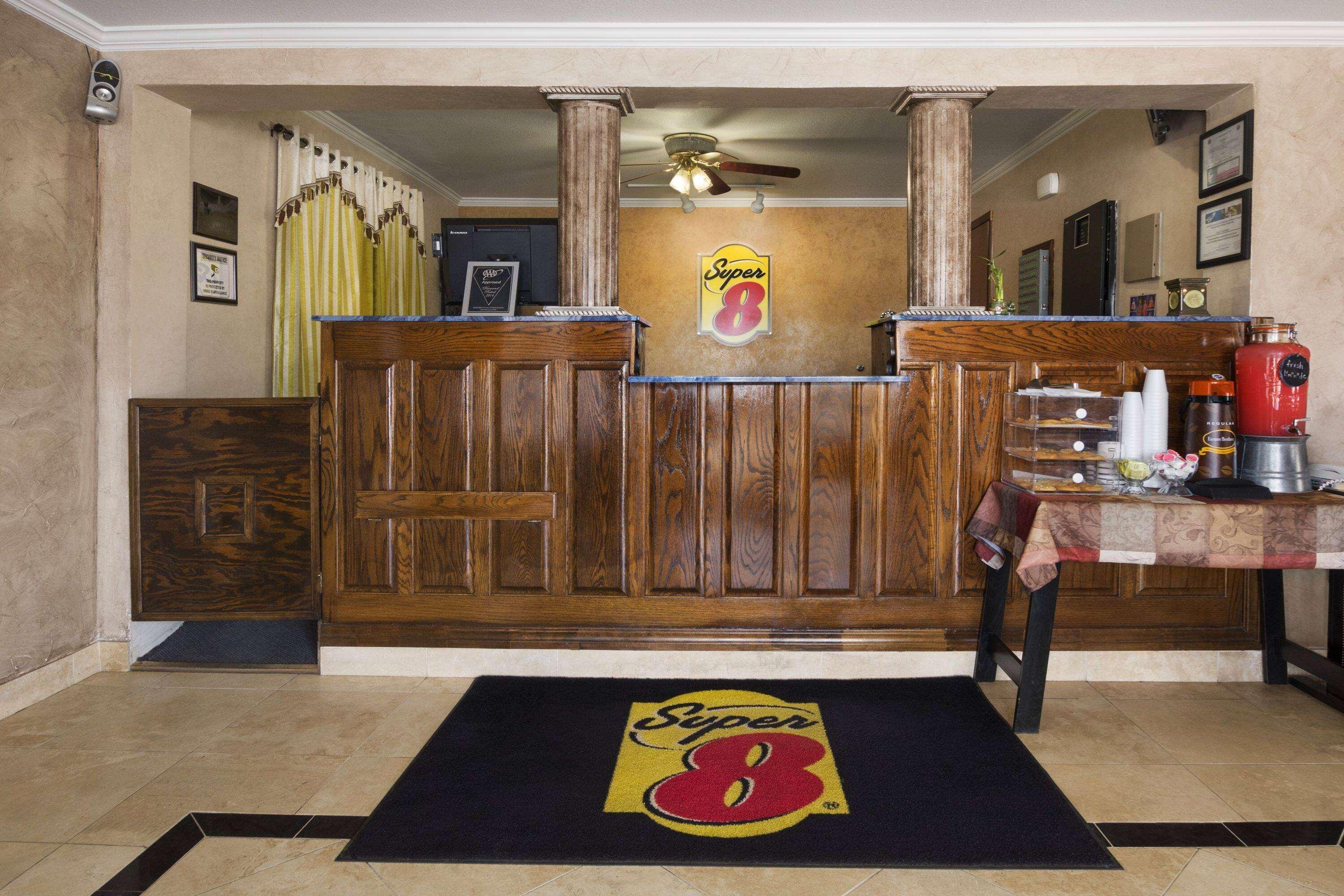 Vista Lobby Super 8 by Wyndham Childress