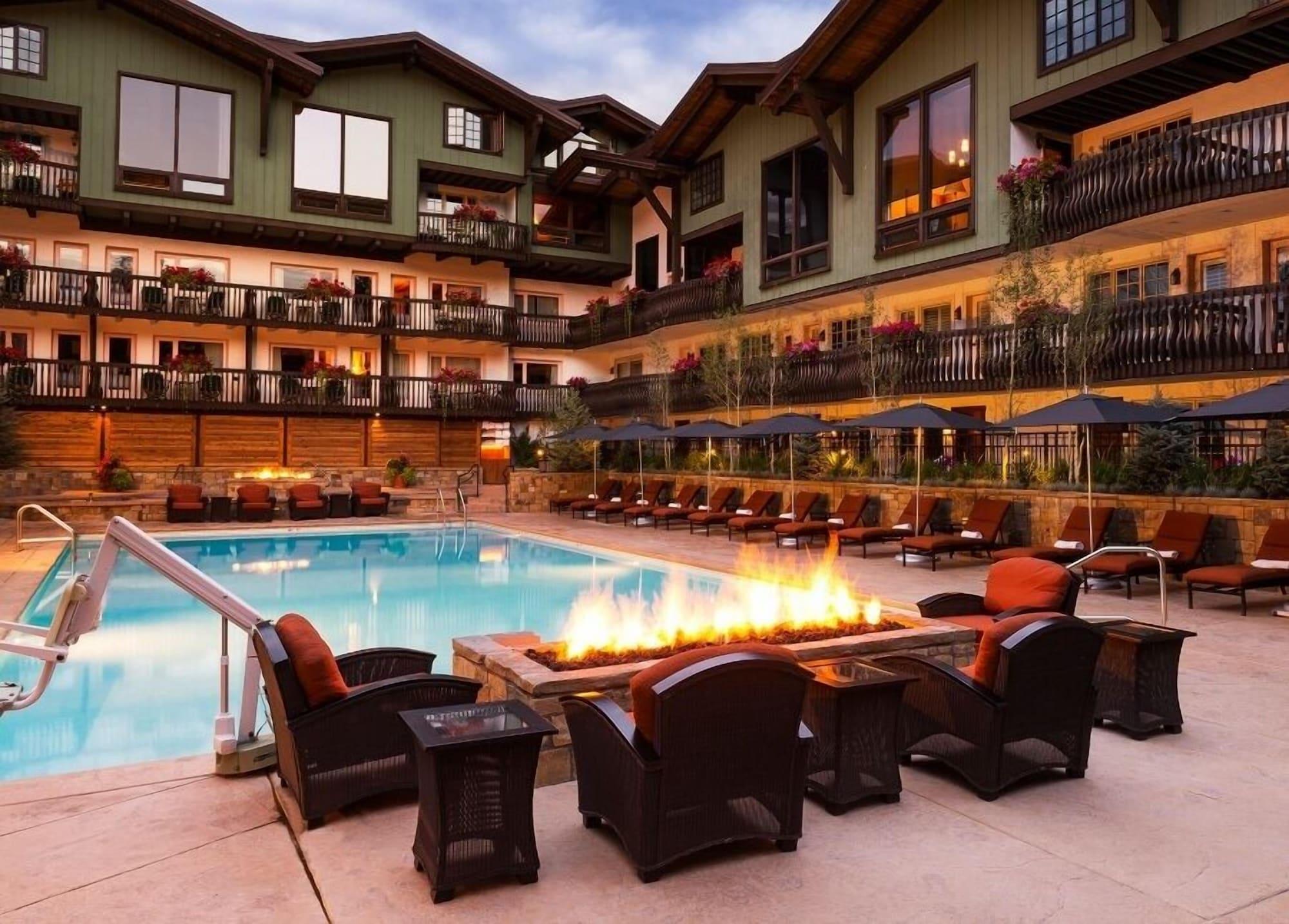 Vista Piscina The Lodge at Vail 2 BR Condo in the Heart of Vail by RedAwning - Save 20% on 7+ Nights!
