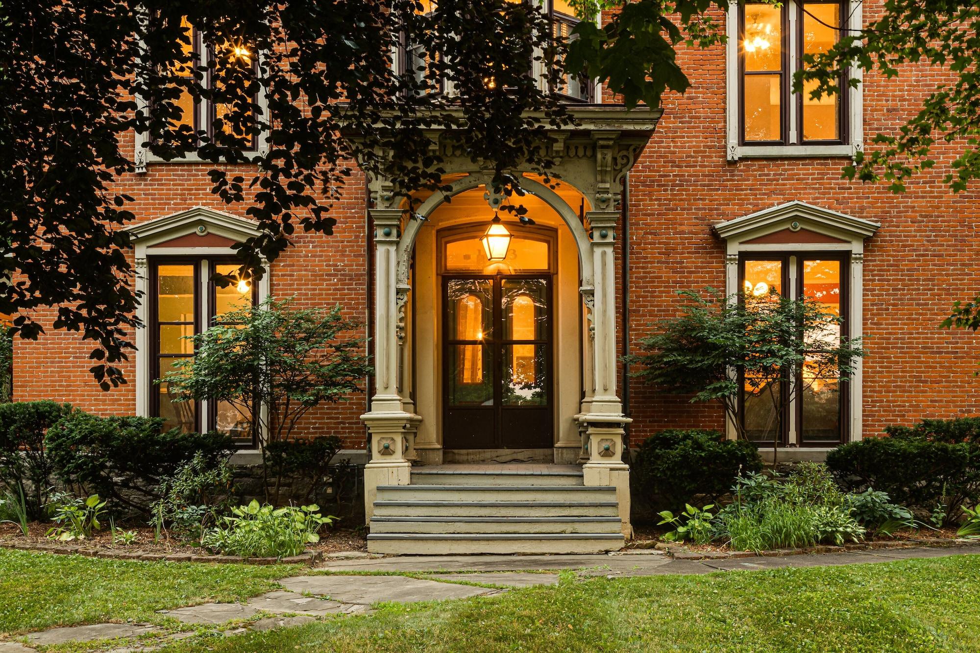 Varios Rosemont Inn Bed & Breakfast