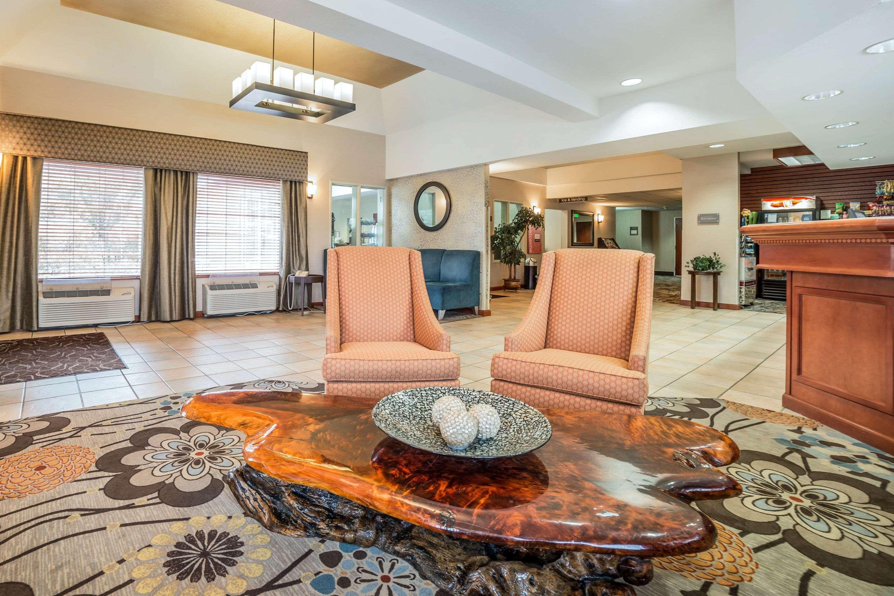 Vista Lobby Comfort Suites Airport